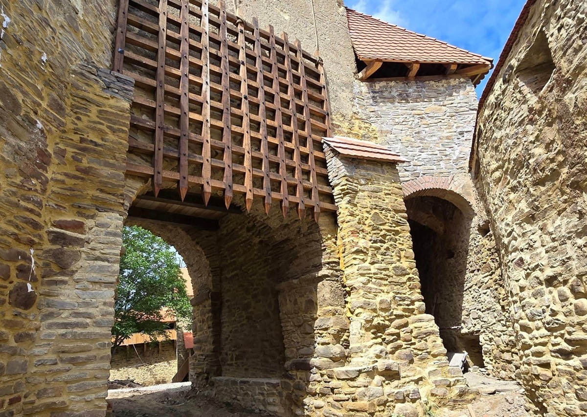 saschiz-fortress-gate